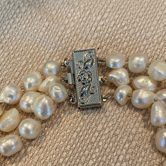 Elegant Pearl and Floral Necklace - Picture 2 of 12